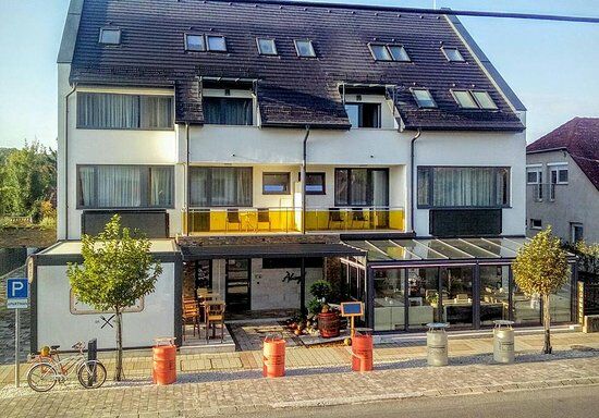 Ahoy Gasztrobár & Caffé